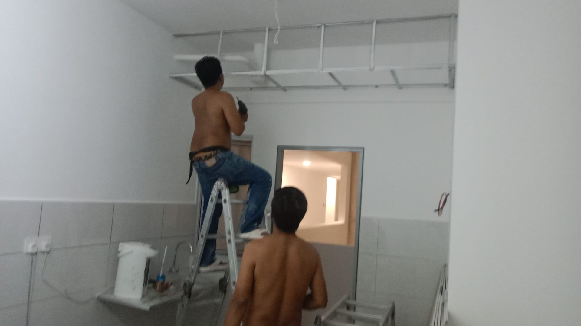Pasukan JojoMasterBuilders di tapak kerja
